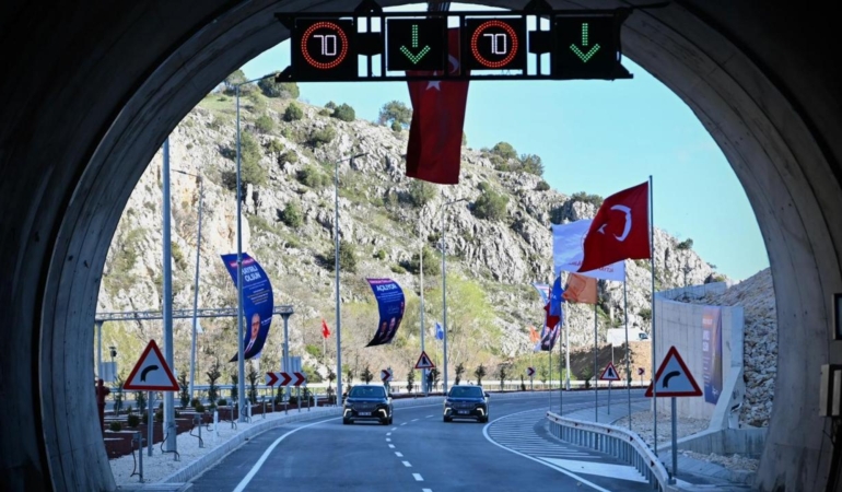 30-dakikalik-yol-15-dakikaya-dustu-corum-lacin-yolu-ve-kirkdilim-tunelleri-hizmete-acildi-zOnttKbl.jpg