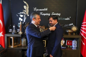 arif-kocabiyik-chpye-transfer-oldu-rozetini-ozgur-ozel-takti-partililer-isyan-etti-c2a7EesG.jpg