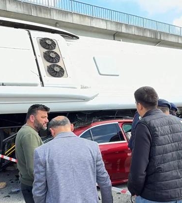 bartinda-feci-kaza-halk-otobusu-otomobilin-uzerine-devrildi-cok-sayida-yarali-var-p475qBnI.jpg