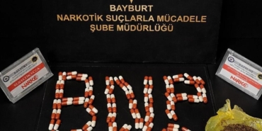 bayburtta-zehir-operasyonu-suphelinin-uzerinden-uyusturucu-hap-ve-bonzai-cikti-8QWE1JbA.jpg