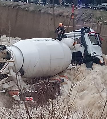 beton-mikseri-dereye-yuvarlandi-sofor-akintiya-kapilarak-kayboldu-tFKqt7Yq.jpg