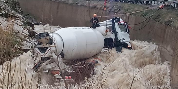 beton-mikseri-dereye-yuvarlandi-sofor-akintiya-kapilarak-kayboldu-tFKqt7Yq.jpg