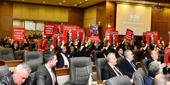 bursa-buyuksehir-belediyesi-akpye-gecmisti-mecliste-chpli-uyelerden-dovizli-reaksiyon-tZICna5C.jpg