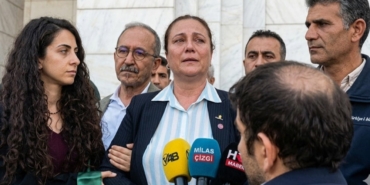 esra-tahliye-edilmedi-ama-anne-isik-kararligini-dile-getirdi-dimdik-ayaktayiz-yzftjF74.jpg