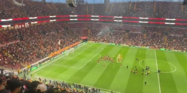 final-maci-gibi-antrenman-eski-yildizlar-akin-etti-tam-30-bin-kisi-izledi-H4UaRMLf.jpg