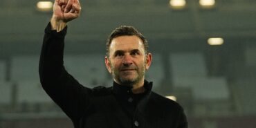 galatasarayda-okan-buruk-sozlesmeye-imza-atti-bile-fatih-terim-detayi-4a39NUg1.jpg