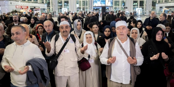 istanbuldan-ilk-hac-kafilesi-kutsal-topraklara-ugurlandi-JWsN9nMs.jpg