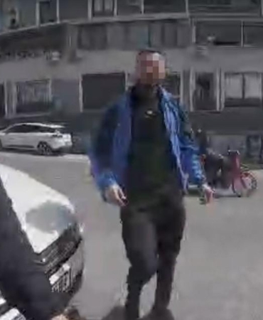 izmir-ciglide-korna-tartismasi-kavgaya-donustu-motosiklet-surucusune-saldiri-kamerada-fjHOM6c4.jpg