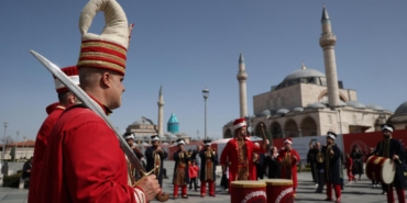 konya-buyuksehir-mehter-takimi-ile-sehrin-meydanlarinda-mehter-coskusu-suruyor-LtSknMhG.jpg