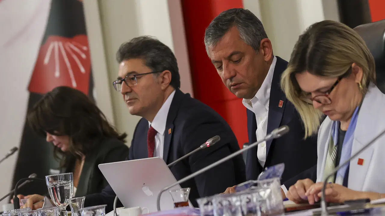 ozgur-ozel-tarih-verdi-secimler-en-gec-ekim-2027de-VrLRgCy7.jpg