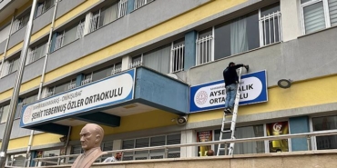 saldiri-sonrasi-yeni-karar-ayser-calik-ortaokulunun-tabelasi-yeni-binaya-asildi-2UVFL3PZ.jpg