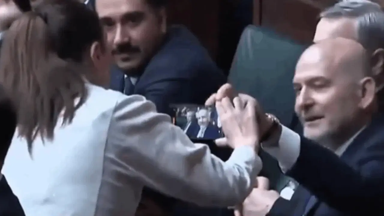 suleyman-soylu-gulistan-doku-sorusuna-sinirlendi-gazetecinin-telefonunu-engelledi-chpden-sert-tepki-a3Pnxkc4.jpg