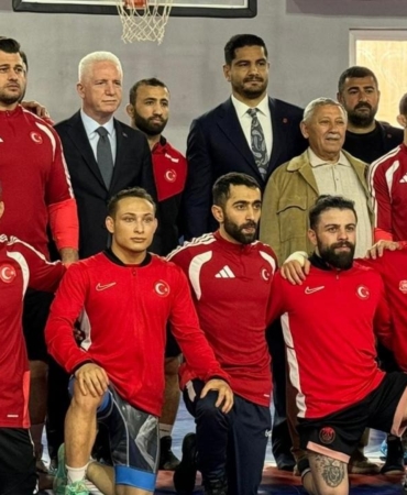 vali-gul-ve-mesut-ozilden-ulusal-gurescilere-ziyaret-efgKBQEW.jpg