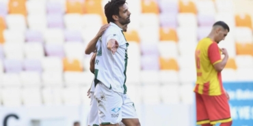 1-lige-cikan-bursaspor-takim-kaptaniyla-yollarini-ayirdi-UDtQ2ELN.jpg