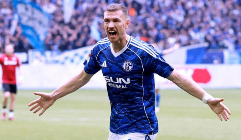 40-yasindaki-dzeko-yeniden-imzayi-atiyor-futbol-benim-hayatim-fiPUalHH.jpg