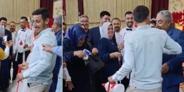 altin-fiyati-yukselince-aklina-geldi-taki-merasiminde-ezber-bozan-hediye-eBxGlFGR.jpg