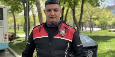 arac-kullanirken-bogazina-erik-kacan-surucuyu-polis-kurtardi-NjeaUVGP.jpg