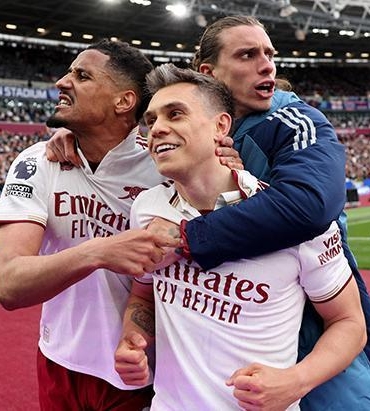 arsenal-kazandi-premier-lig-sampiyonlugunun-kapisini-araladi-cXIgCQsw.jpg