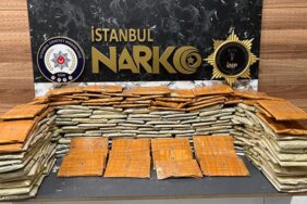 bagcilarda-kamyonette-925-kilo-eroin-ele-gecirildi-kamyonetteki-dus-malzemelerinin-icinden-cikanlar-soke-etti-UIAjmwA6.jpg