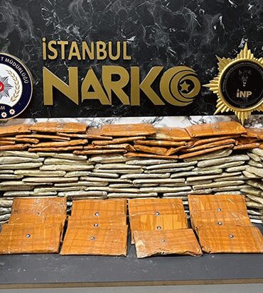 bagcilarda-kamyonette-925-kilo-eroin-ele-gecirildi-kamyonetteki-dus-malzemelerinin-icinden-cikanlar-soke-etti-UIAjmwA6.jpg