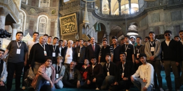 baskan-altay-genc-seyyah-projesi-ile-istanbul-gezisine-katilan-ogrencilerle-bulustu-8KUg1EWd.jpg