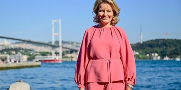 belcika-kralicesi-mathilde-ve-heyeti-ortakoyu-gezip-fotograf-cektirdi-Mk8uTNPi.jpg