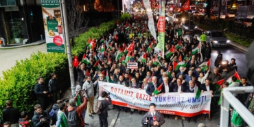 binlerce-kisi-sumud-ve-gazzeye-destek-icin-israil-konsolosluguna-yurudu-bTUs8zbC.jpg
