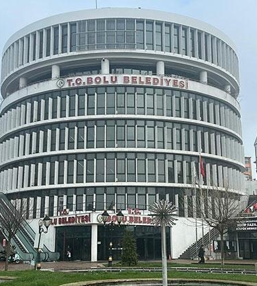 bolu-belediyesi-ve-bol-tur-asye-safak-operasyonu-jandarma-ekipleri-binada-arama-yapiyor-yJRyPEWm.jpg