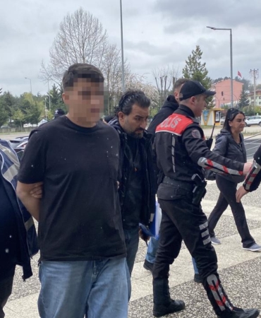 boluda-iki-genci-silahla-yaralayan-3-supheli-tutuklandi-4iGIFcxk.jpg