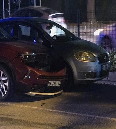 bursada-otomobil-kirmizi-isikta-bekleyen-otomobile-carpti-3-yarali-OUGz8U2Z.jpg