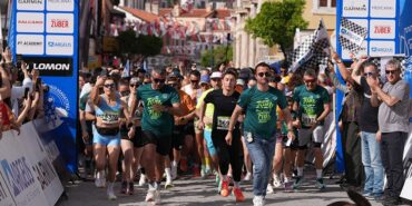 cesme-yari-maratonu-5k-gun-batimi-kosusuyla-basladi-JzemJfwI.jpg