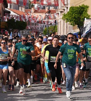 cesme-yari-maratonu-5k-gun-batimi-kosusuyla-basladi-JzemJfwI.jpg