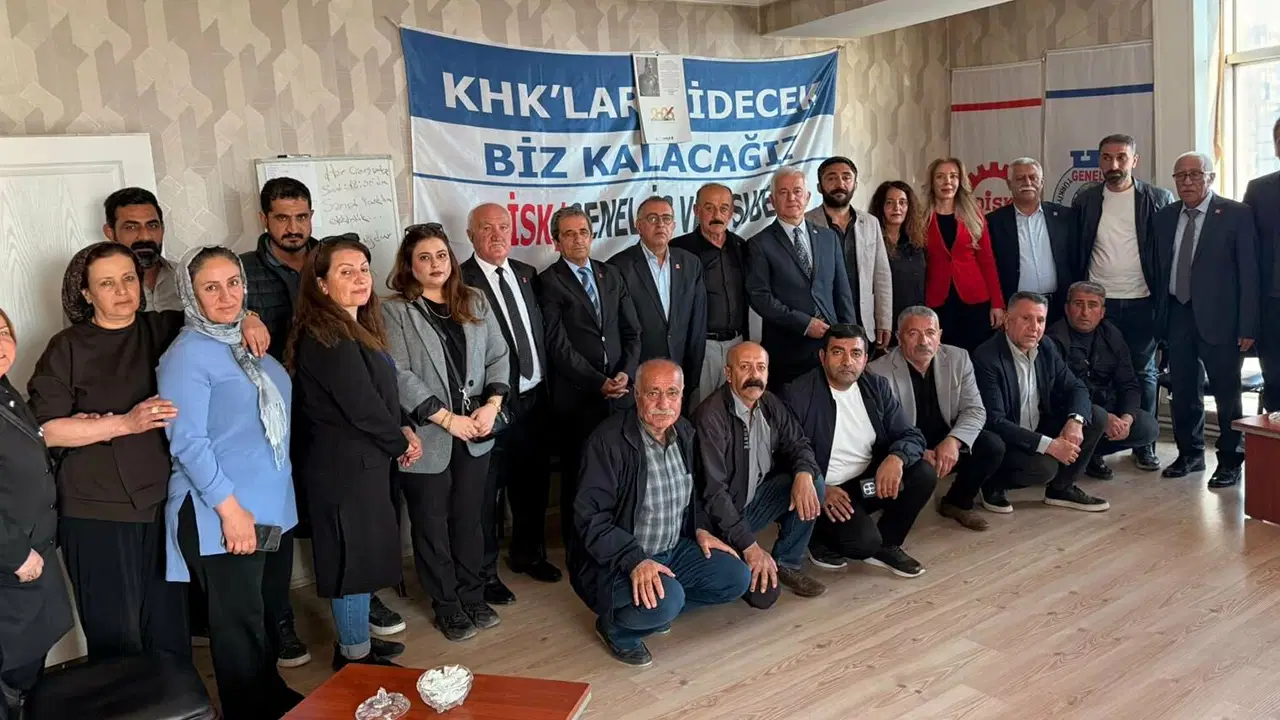 chp-81-ilde-sahada-chp-heyetinden-vanda-isten-cikarilan-iscilere-destek-JDlcVd7v.jpg