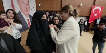 chp-ve-yrpden-ayrilan-100-kisi-ak-partiye-katildi-q4pdsvJr.jpg
