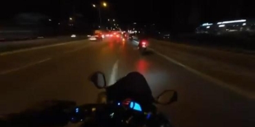d-100de-saniyelerle-gelen-kurtulus-otomobil-bariyerlere-carpti-motosikletli-son-anda-kurtuldu-ICSrkiEp.jpg