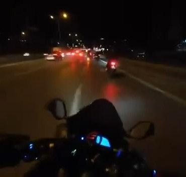 d-100de-saniyelerle-gelen-kurtulus-otomobil-bariyerlere-carpti-motosikletli-son-anda-kurtuldu-ICSrkiEp.jpg