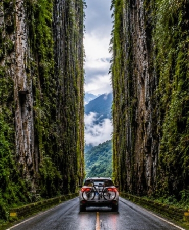 devasa-kayalari-yillarca-elle-oyup-icinden-yol-gecirdiler-niXz8PSs.jpg