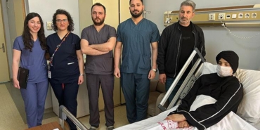 dogum-masasinda-beyin-ameliyati-tipki-anda-hem-anne-oldu-hem-de-gormeye-basladi-9dg9BlVR.jpg