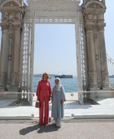 emine-erdogan-kralice-mathildeyi-dolmabahce-sarayinda-agirladi-vbMFglyr.jpg