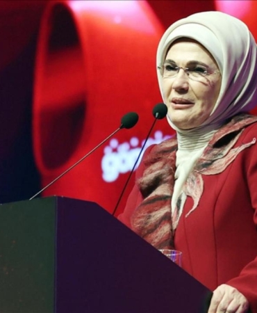 emine-erdogan-onlar-varsa-karanlik-yoktur-B9482CpZ.jpg