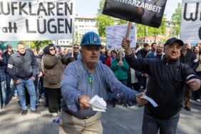 filmleri-aratmayan-buyuk-banka-soygununda-parasini-kaybeden-turkler-sokaga-indi-IkHweXvf.jpg