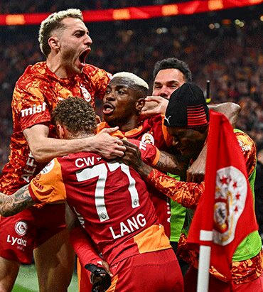 galatasaraydan-sampiyonluk-paylasimi-emeklerin-karsilik-buldugu-anlar-nGE6h8es.jpg