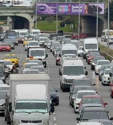 haftanin-ilk-gununde-istanbulda-trafik-kilitlendi-yogunluk-yuzde-80e-dayandi-TnKrdhlr.jpg