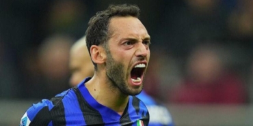 hakan-calhanoglulu-inter-ile-serie-a-sampiyonu-oldu-iPHjKtmS.jpg