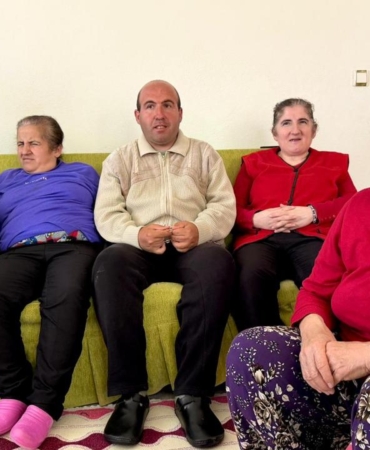 hani-anne-50-yildir-engelli-4-cocuguna-bakiyor-A7WtqtTY.jpg