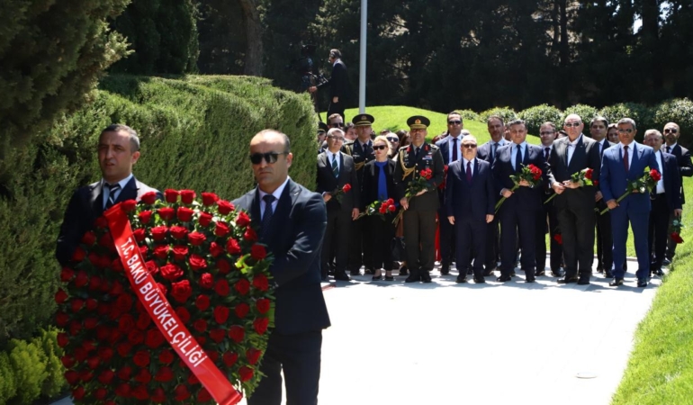 haydar-aliyev-dogumunun-103-yilinda-bakude-anildi-LNSs8Cn8.jpg