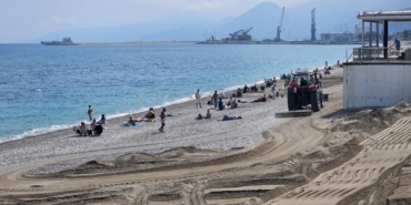 is-makineleri-plajda-turistler-denizde-dunyaca-unlu-kiyida-reaksiyon-ceken-calisma-mZkhkixR.jpg