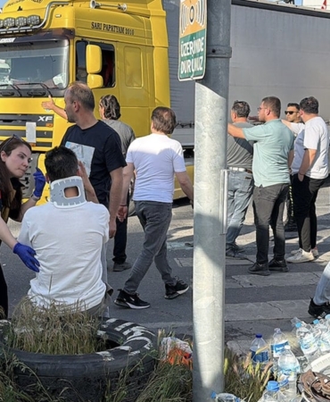 isci-servisi-kazasi-sonrasi-ortalik-savas-alanina-dondu-LS71k7SO.jpg