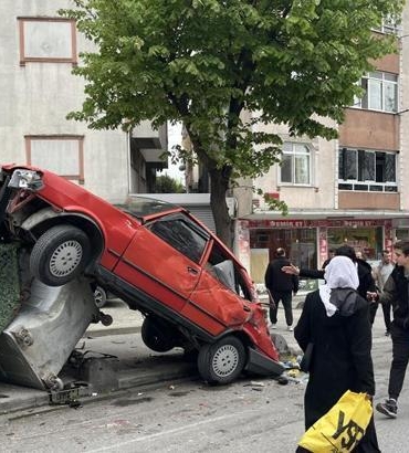 istanbul-bagcilarda-feci-kaza-freni-bosalan-kamyon-dehset-sacti-4bD6gQCB.jpg