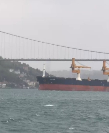 istanbul-bogazinda-gemi-trafigi-cift-yonlu-askiya-alindi-iyl56lyg.jpg